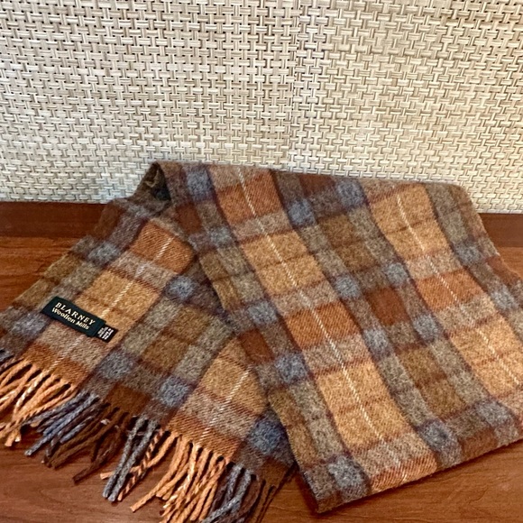 🌟HP🌟NWOT Tan & Gray Plaid 100% Lambswool Scarf Blarney Woollen Mills Ireland - Picture 3 of 9